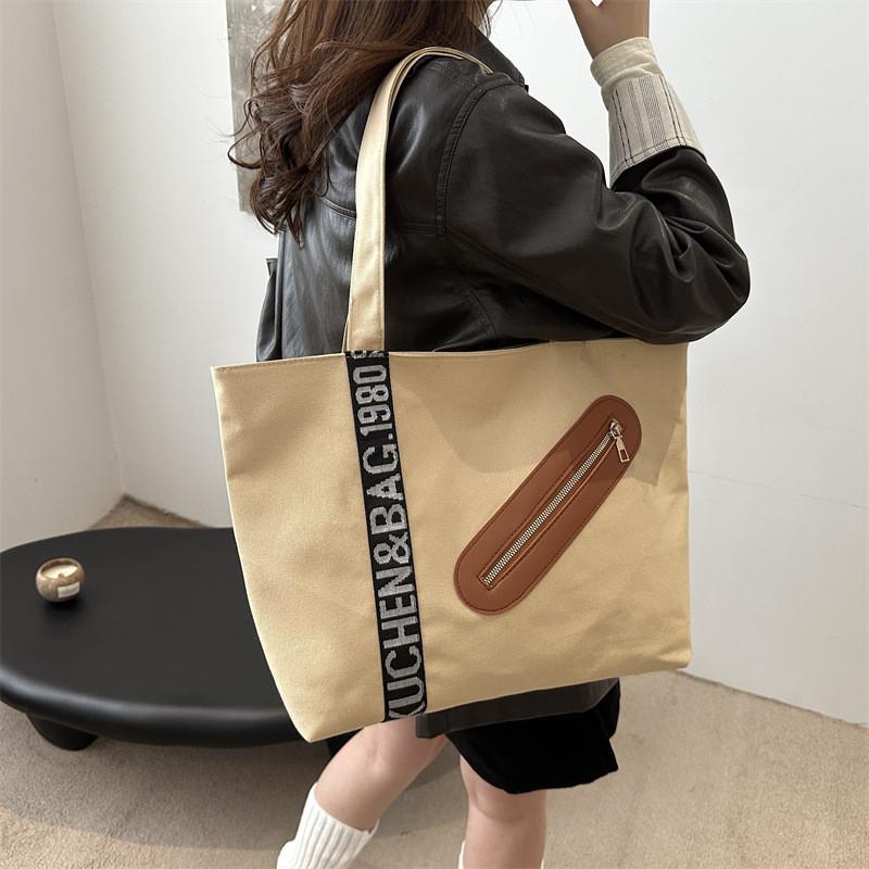 Stylish Large Capacity Tote Bag For Women In Trendy Street Style Perfect For Commuting