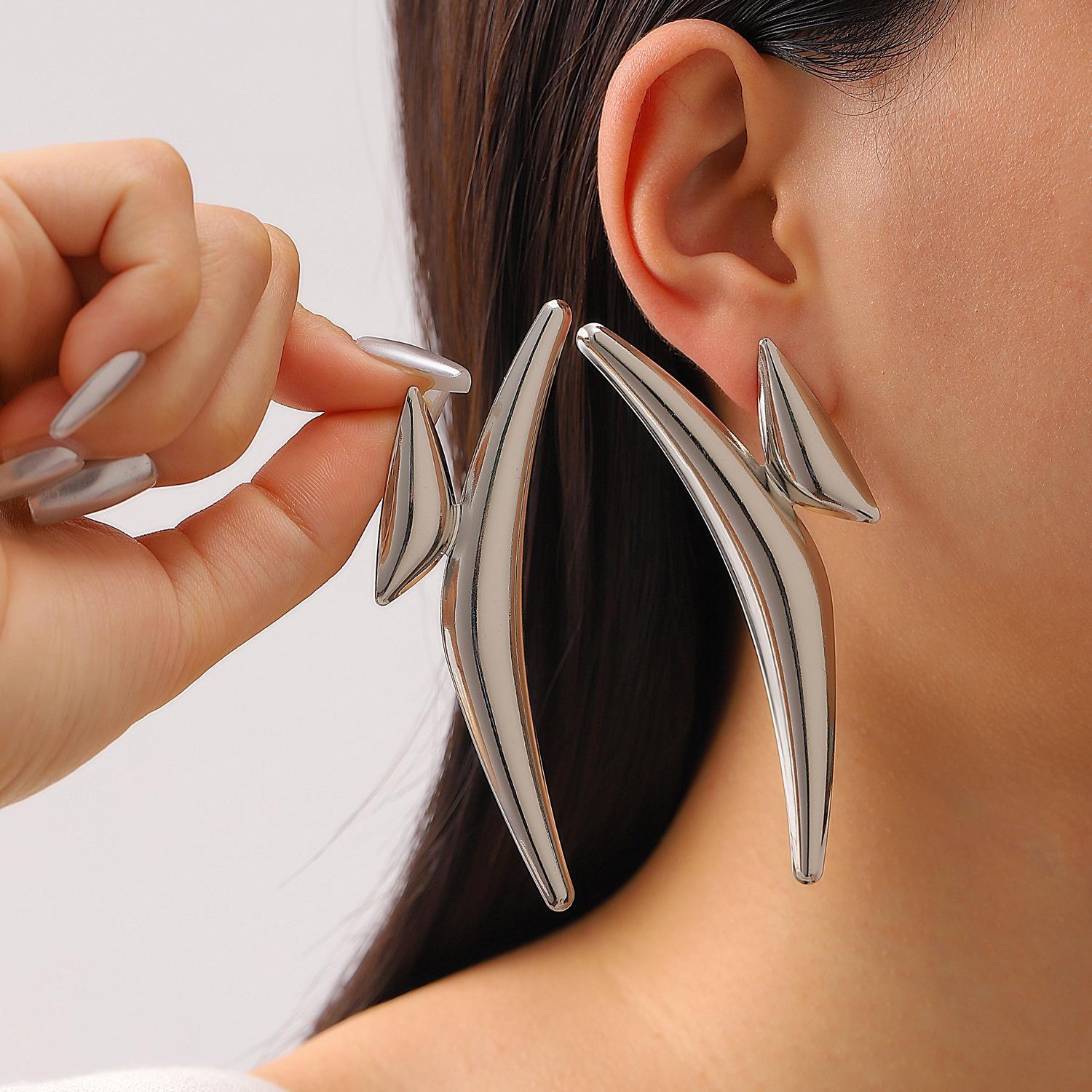 

Жіночі металеві сережки з ретро-геометричною текстурою лави K-954 білий