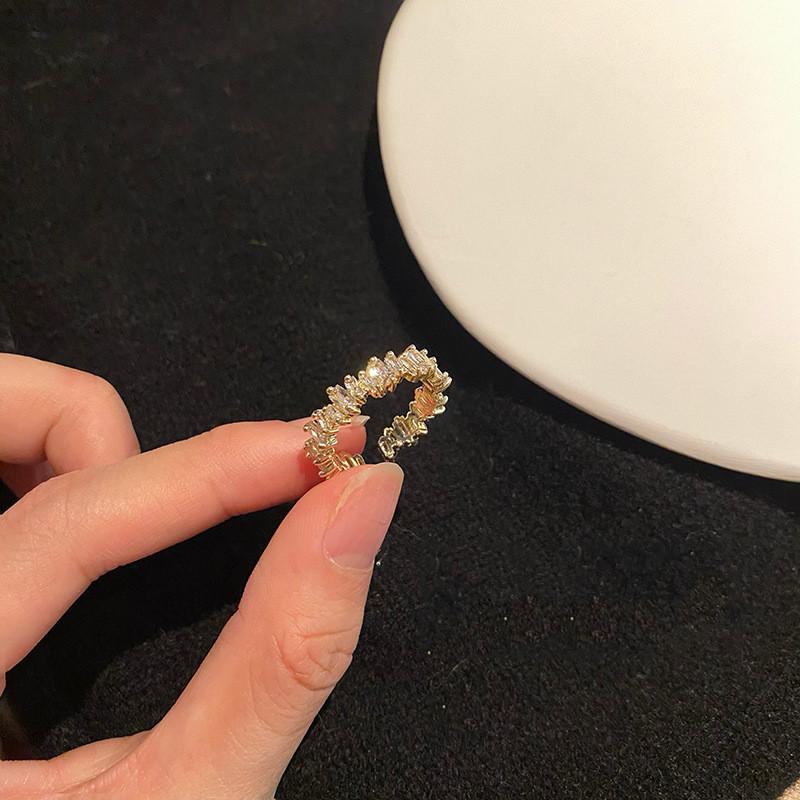 

Геометрическое регулируемое модное кольцо с потрясающими циркониевыми камнями для стильного элегантного образа