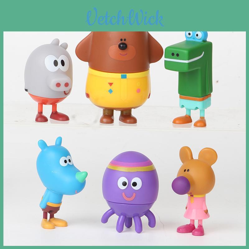 Delizioso set di 6 personaggi d'azione di Hey Duggee con distintivo, perfetto per i bambini a Natale.