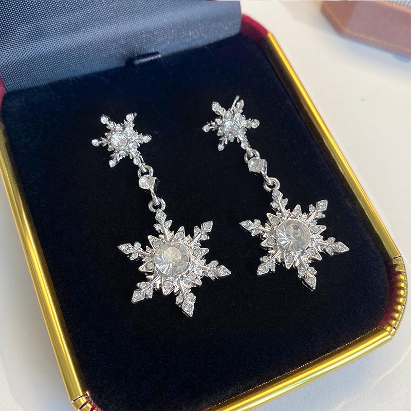 Exquisite Snowflake Stud Earrings - High-End, Unique Fashion for Women, Perfect for Autumn & Winter