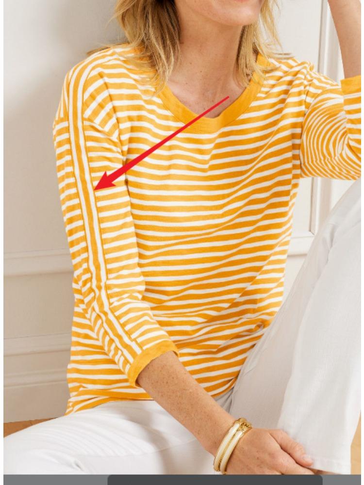 Gestreifter Strickpullover in Kontrastfarbe mit überschnittenen Schultern und langen Ärmeln. Luxuriöses Oberteil in entspannter Passform, das schlank macht und vielseitig ist.