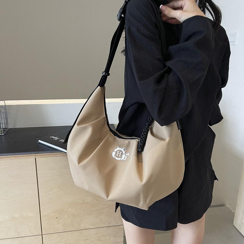Dumpling bag female messenger bag large capacity commuter bag 2025 new bag single shoulder sports leisure backpack dumpling bag female