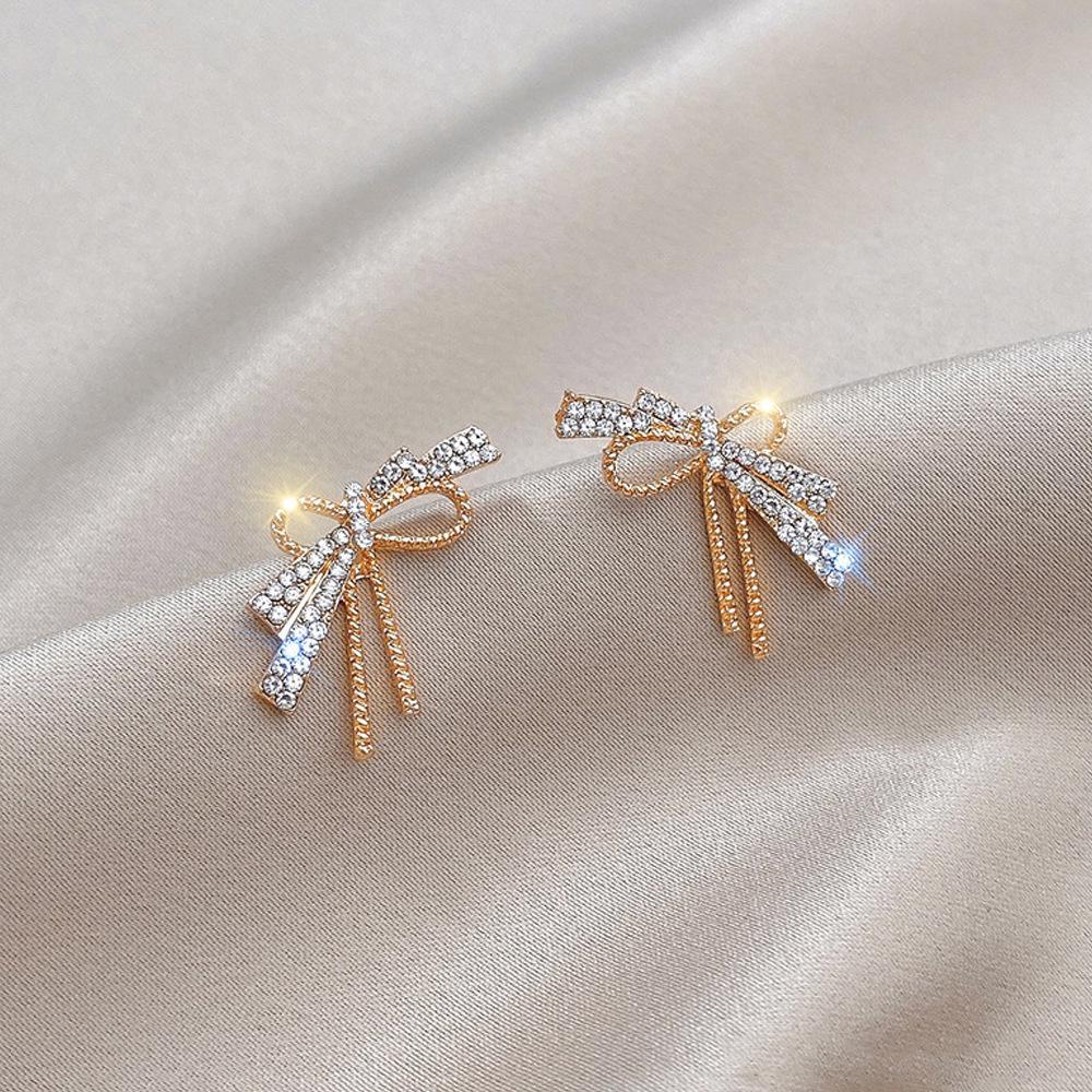 "Silver Needle Pearl & Zircon Bow Earrings: Niche Design, Stylish & Versatile, Light Luxury High-End Accessory"