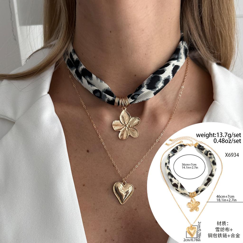 Sweet And Cool Spice Girl Leopard Print Silk Scarf Flannel Necklace, Exaggerated Metal Big Love Pendant Collarbone Chain