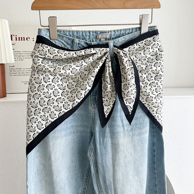 Black and white retro cashew flower triangle scarf silk scarf female Korean version temperament versatile stacked wear waist fart curtain bag head