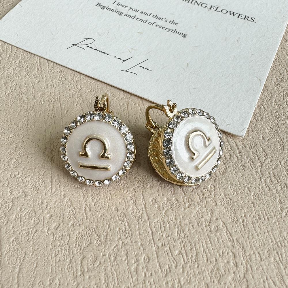 

Легкие роскошные серьги высокого класса с геометрическим созвездием, нишевый дизайн, капающая нефть, пряжка для ушей, французские ретро-легкие роскошные серьги для женщин