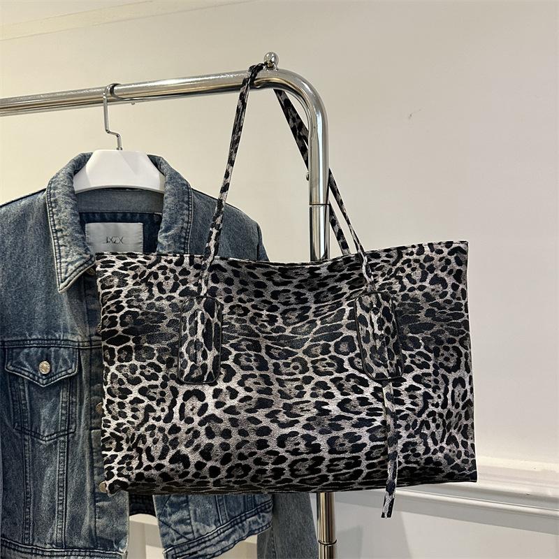 

Модная сумка-тоут с леопардовым принтом, женская сумка большой вместимости, новая трендовая портативная сумка для通勤 2025 года, универсальная наплечная сумка-мама чёрный