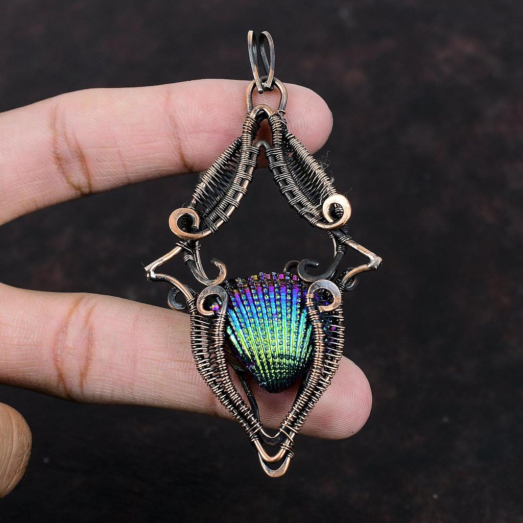 Titanbeschichteter Muschel-Anhänger Kupferdraht-umwickelter Anhänger Handgefertigter Schmuck Höchste Qualität Edelstein-Anhänger Geschenk für Frauen Drahtwickel-Schmuck