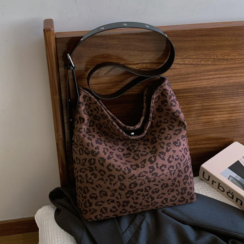 Popular leopard print large-capacity bag women's new autumn and winter versatile messenger bag commuter shoulder tote bag