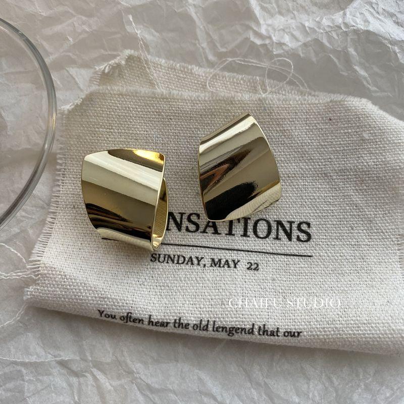 

Fashion Wind Exaggerated Glossy Geometric Advanced Texture Silver Needle Gold Pair