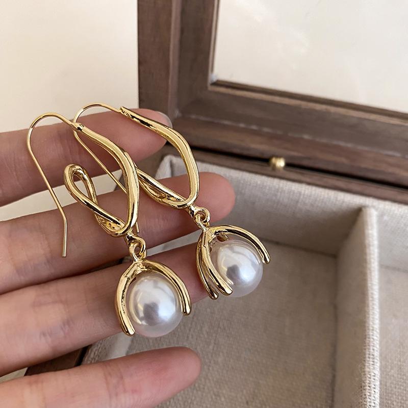 

Twisted Pearl Earrings: 2023 Retro Trend for Women - Light Luxury, Unique Design, Stud Style.