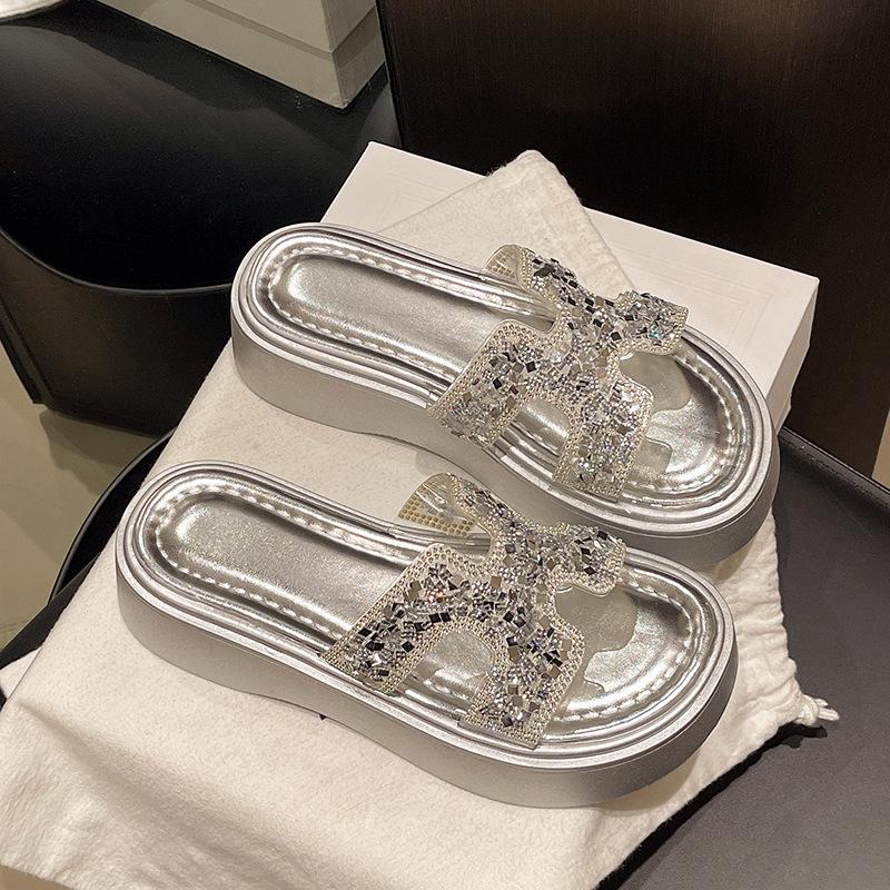 

Красивые стразовые крутые тапочки женские 2025 новые весенне-летние для улицы модные универсальные толстая подошва шлепанцы на одном ремешке 40 серебряный