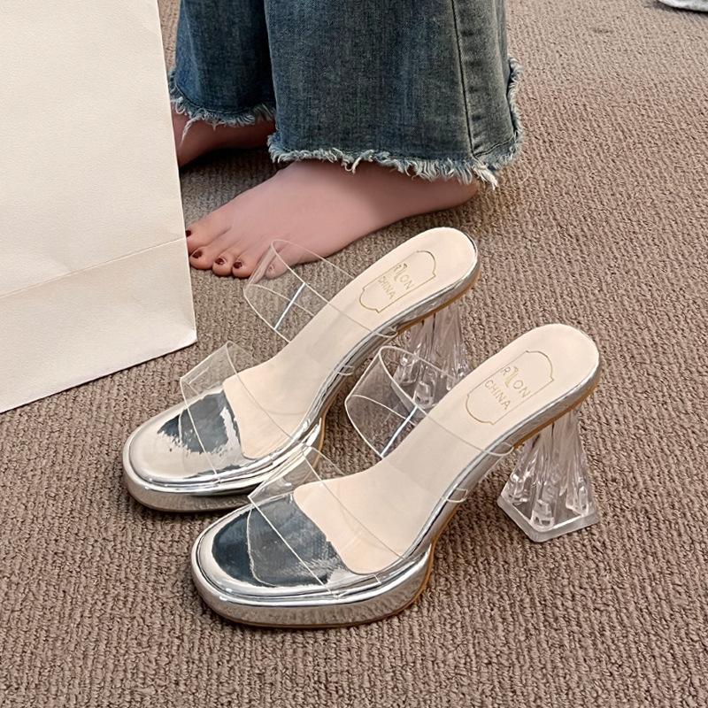 Šlápnutí do hovna, vodotěsný stůl se silným dnem, průhledné slovo s pantoflemi na vysokém podpatku, ženy nosí křišťálové a chladné pantofle na silném podpatku v s