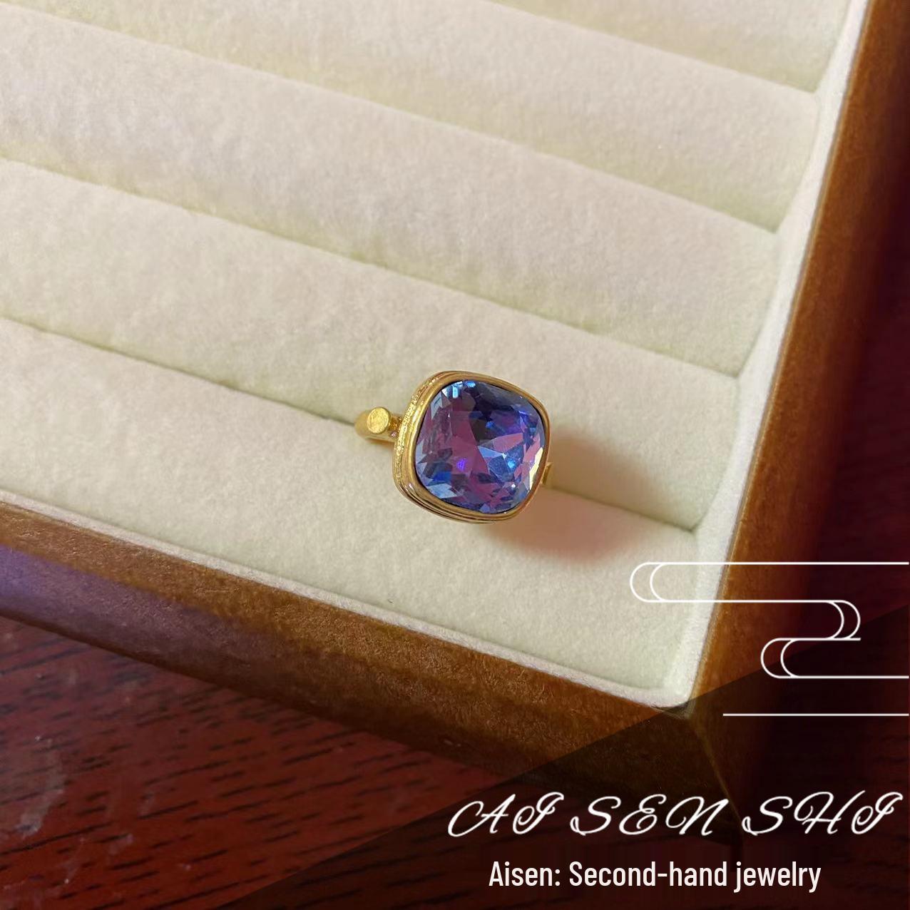 

Винтажное маленькое квадратное кольцо – простой, элегантный и неподвластный времени дизайн для повседневной носки