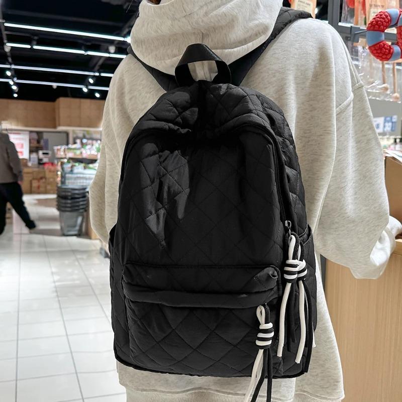 Lightweight Quilted Backpack Casual Fashion Daily Bag Large Capacity School Bag for Students Minimalist Design Commute Travel with Functional Pockets