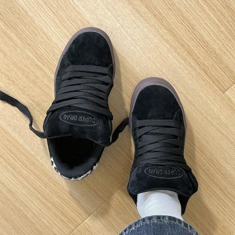 2025 Autumn New Retro Black High-value Low-top Board Shoes Women's Ins Trendy Flip Fur Versatile Casual Shoes