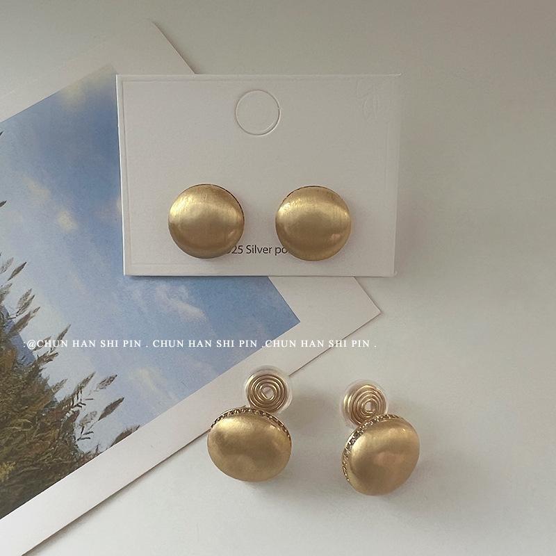 Round ear clips without ear piercings, niche design sense, retro brushed high-end earrings, women's fashion mosquito coil disc earrings.