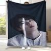 Kim Seok Jin Kpop B-BTS Flanelldecke, Ultraweiche Warme Plüschdecke für Zuhause Schlafzimmer Bett Sofa Abdeckung Büro Camping Picknick Geschenk