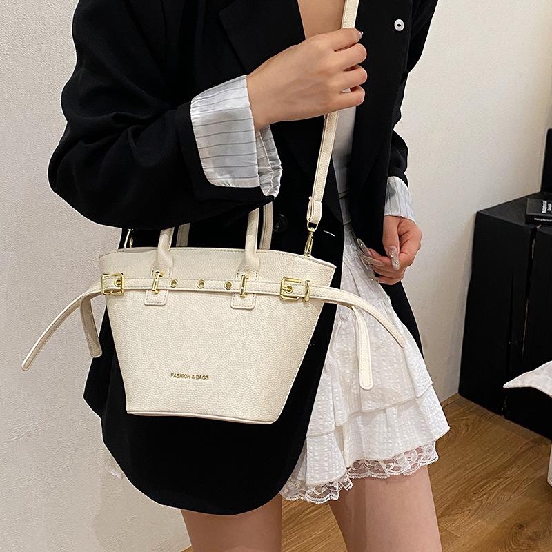 This year's popular small bag women's autumn and winter 2025 new retro shoulder messenger bag Korean version portable bucket bag