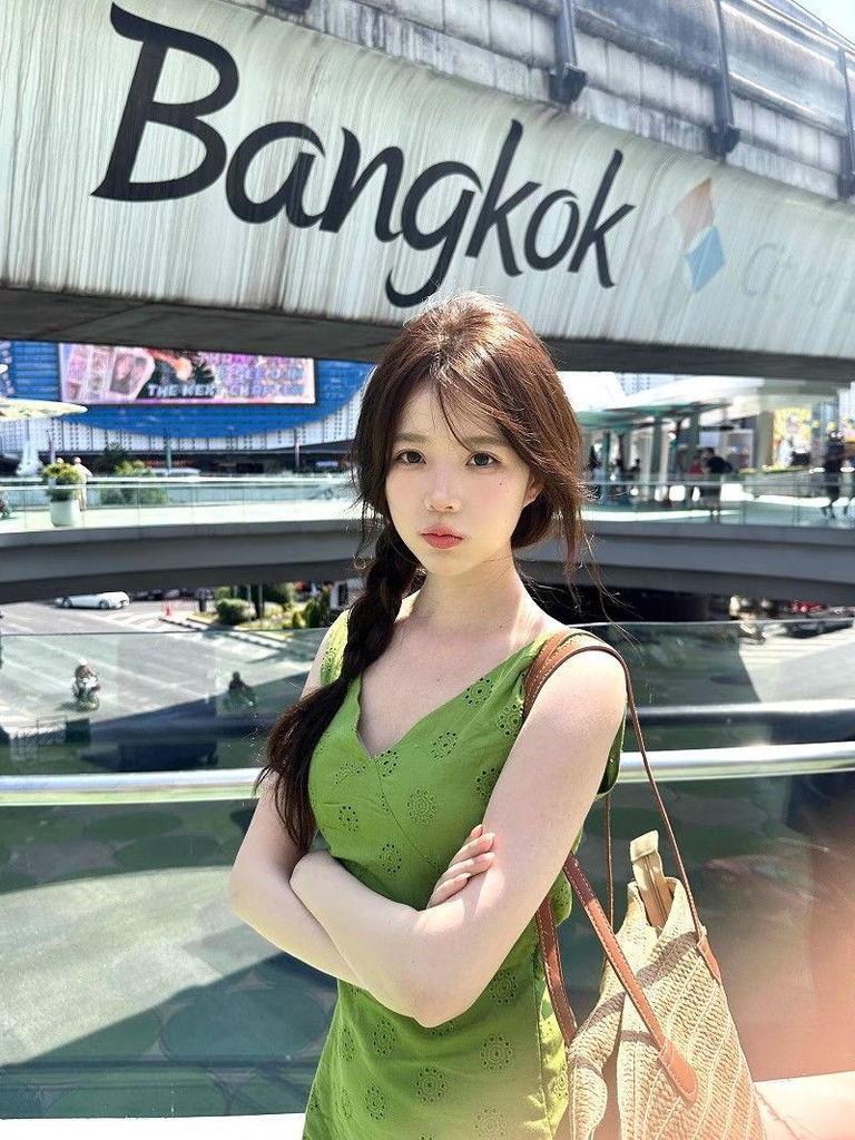 Women's French Retro Green Sleeveless V-neck Dress for Summer 2026 - Waist-Cinching, Slim-Fit Camisole Design