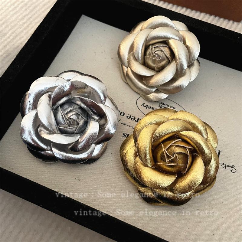 Spilla Elegante Camelia in Pelle 2024 - Spilla Floreale Stile Francese per Abbigliamento
