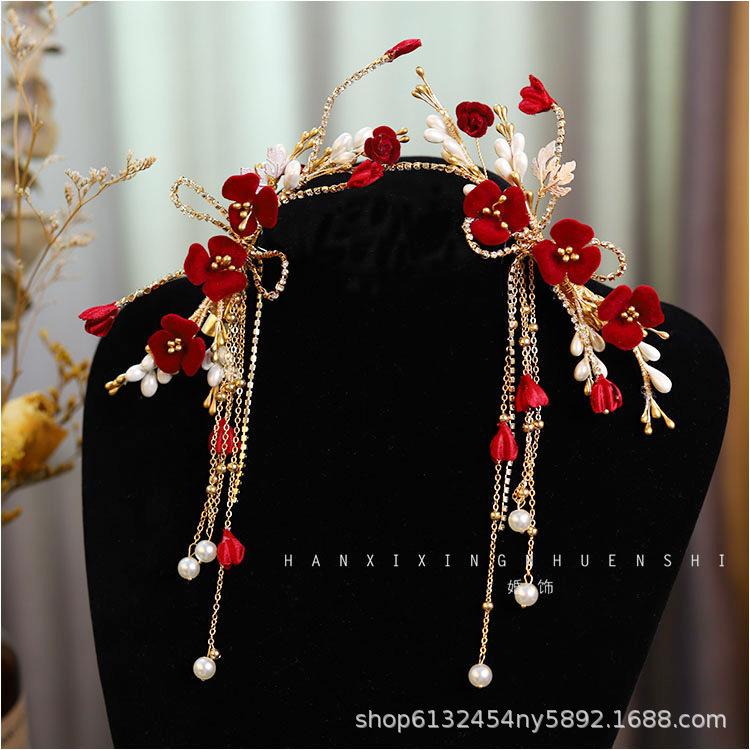 Qipao Roșu Elegant cu Coafură de Mireasă – Rochie Minimalistă Chineză pentru Nuntă și Logodnă