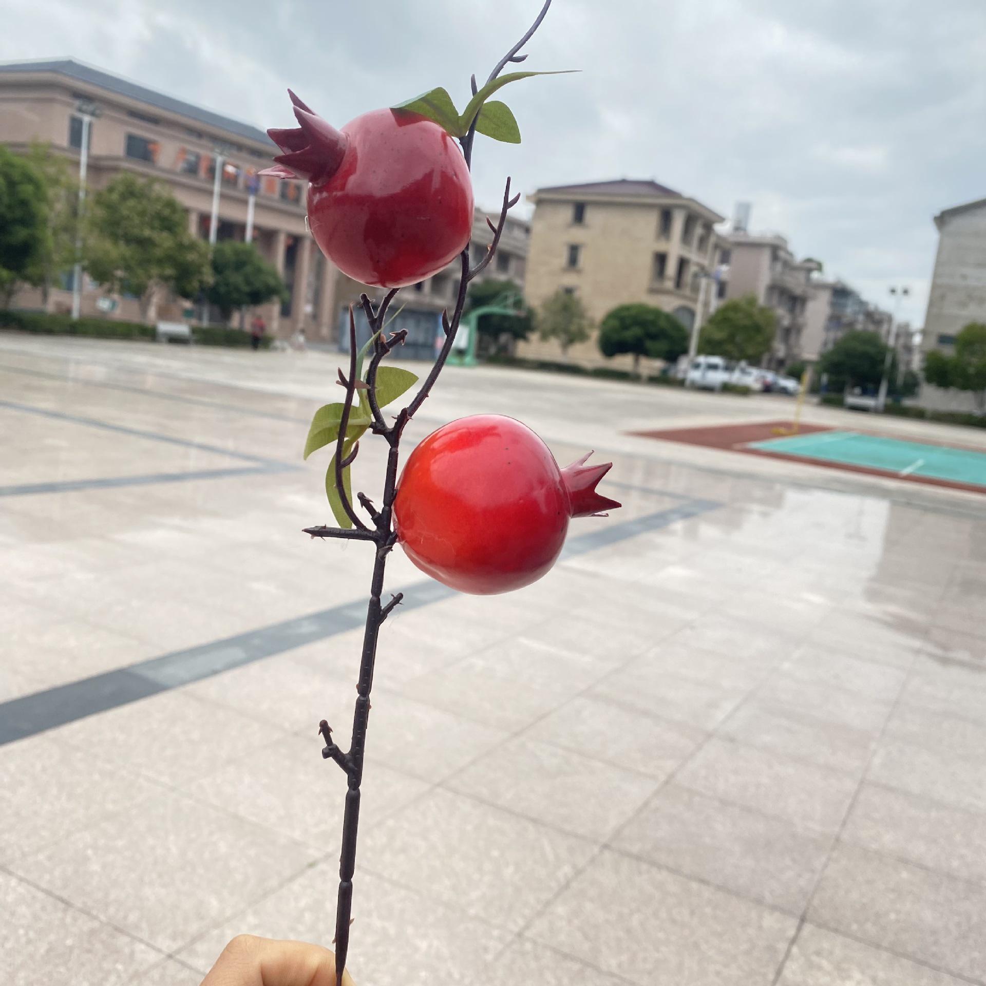 

Новогодняя цветочная композиция с гранатом и хурмой: Сделай сам фруктовую ветку с пенопластовыми ягодами