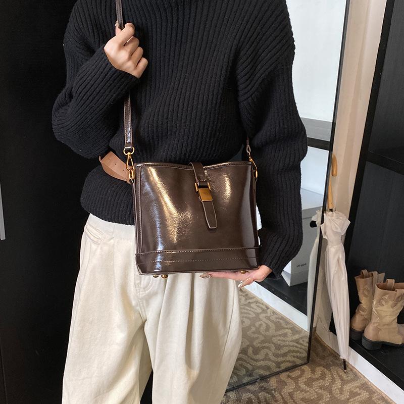 Commuter to work Hand carry bucket bag 2025 niche trendy messenger bag women's winter new fashion casual shoulder bag