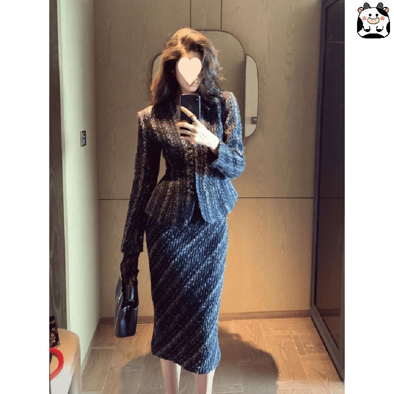 Elegantes blaues Herbstensemble: Schickes Schwester-Stil-Kleid und Anzugrock für einen luxuriösen Look