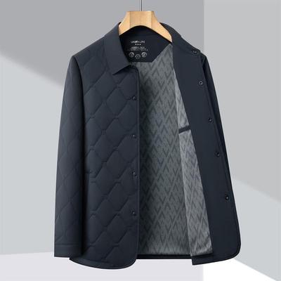 Herren-Winterjacke: Baumwollaußenseite mit Maulbeerseidenfutter, einfarbig, warm & vielseitig für den Stil eines Vaters mittleren Alters.