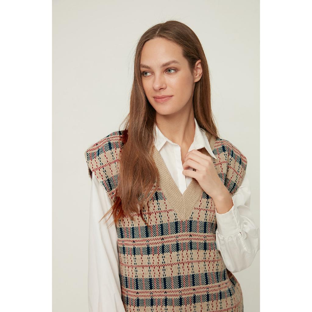 Steinfarbener Strickpullover mit V-Ausschnitt Tctaw22uv0050