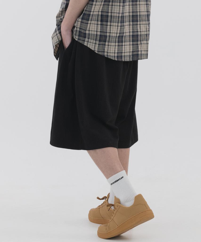 PIANER Multi-Tuck Bermuda Sweat Shorts (Black)