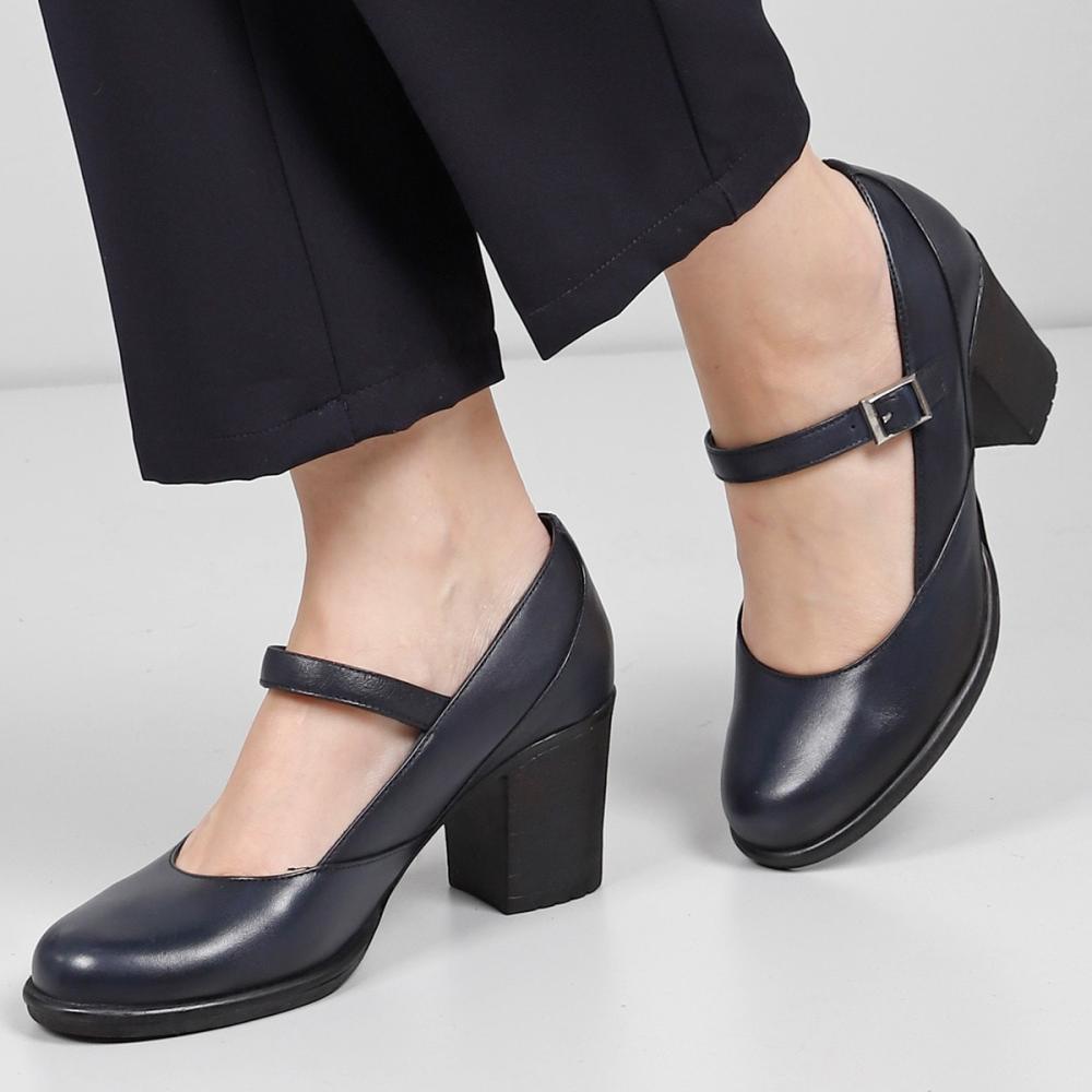 

Темно-синяя антикварная женская обувь из натуральной кожи с круглым носком на среднем каблуке на резиновой подошве