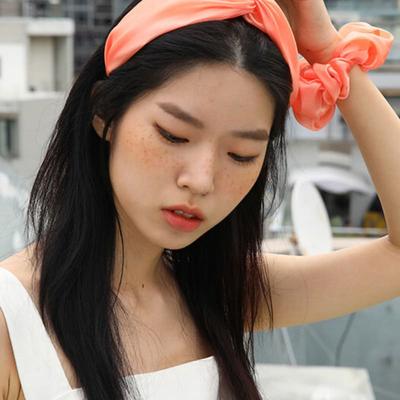 ENTSCHULDIGUNG ZU VIEL LIEBE Sharon Oganza Scrunchie_Orange