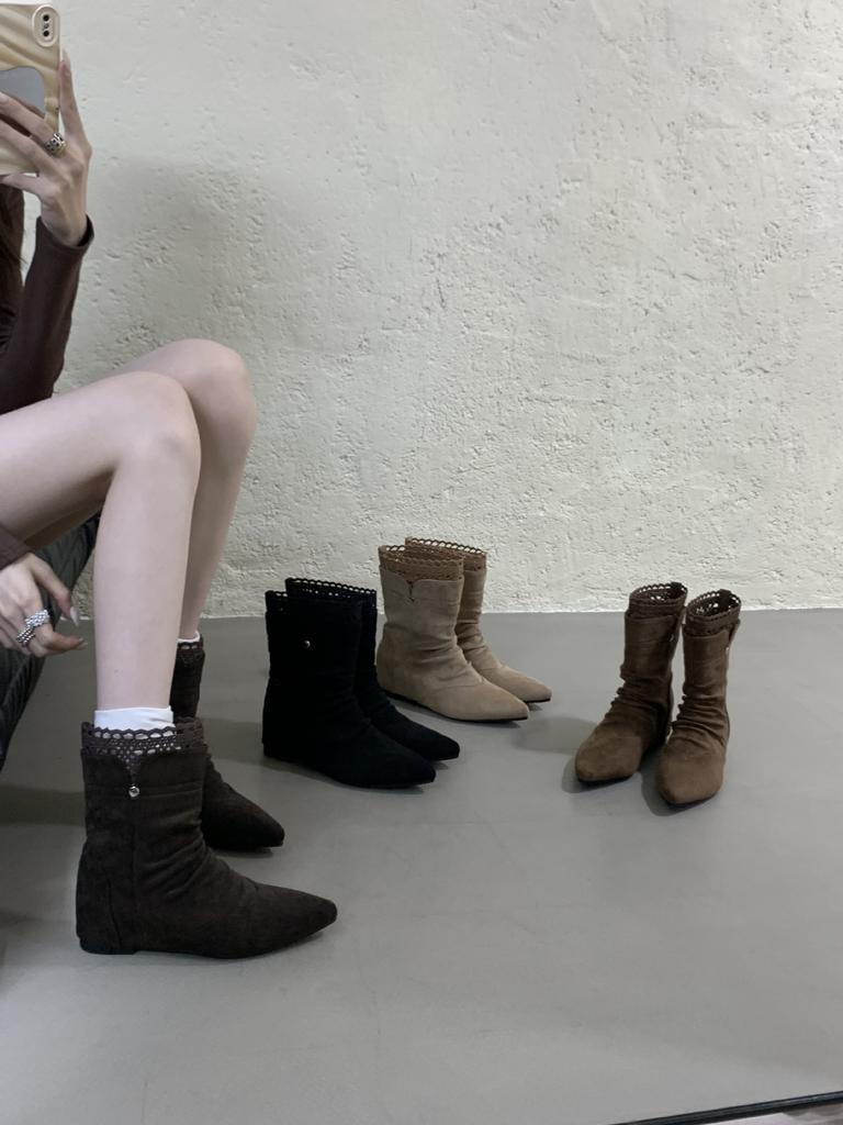 Inre höjning spetsig mockahög riddar medelstövlar damstövlar 2025 nya höst- och vinter tunna medelstövlar