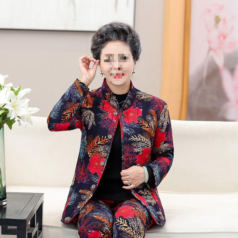 Omas kuscheliges, fleecegefüttertes Winterset: dicke, baumwollgepolsterte Jacke und Hose für Frauen mittleren Alters und Senioren.