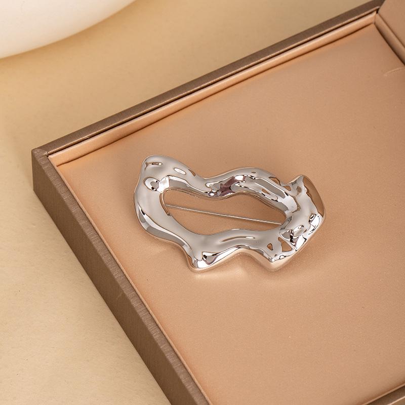 Геометрическая ажурная металлическая брошь: Неправильная, трехмерная простая булавка