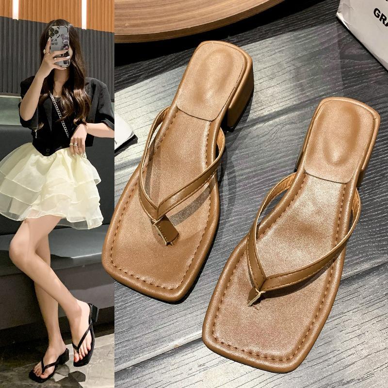 Flip-Flops mit dickem Absatz für Damen, neu für den Sommer, neue Mode, eckige Zehenpartie, mittlerer Absatz, modische Outdoor-Sandalen für den Strand