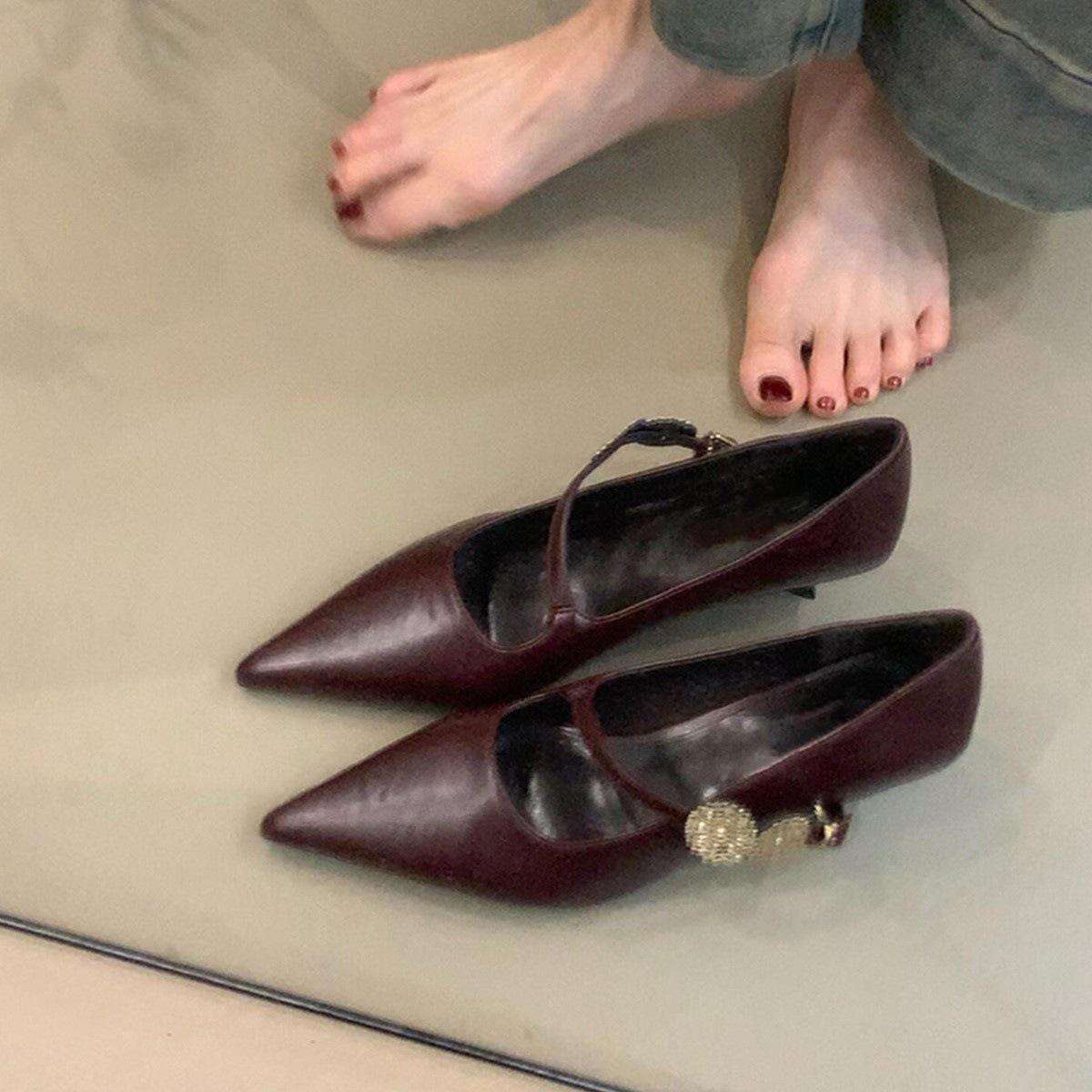 

Туфли-лодочки в стиле ретро на каблуке-рюмочке, с открытым верхом, Мэри Джейн, с металлической пряжкой-перекладиной, остроносые, темпераментные, на низком каблуке, одинарные 40 красный