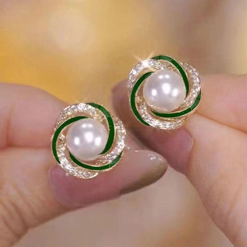 Красные изысканные серьги белый