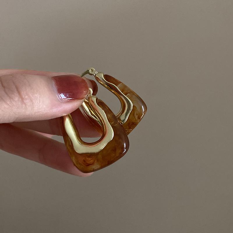 Korean retro geometric U-shaped resin ear buckle temperament simple earrings Mori Hong Kong style fashion fairy personalized earrings