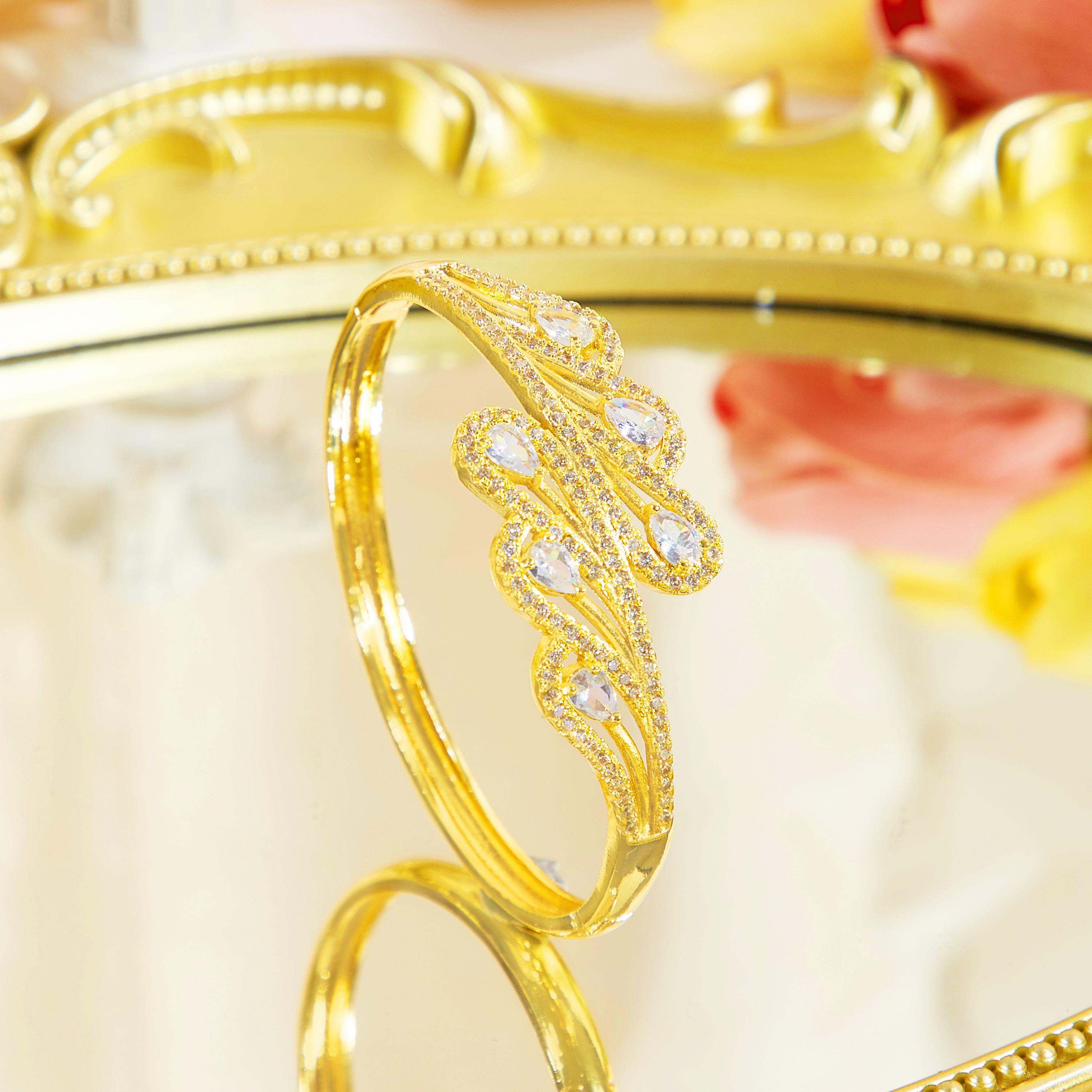 

Изысканные золотые браслеты CMM с открытыми манжетами и вставками из цветного циркония сверкающего тона, идеально подходят для любого случая для женщин белый