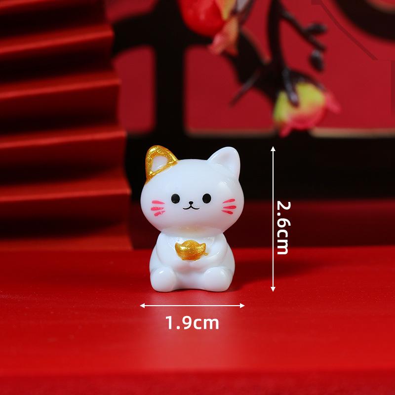 Resin Good Luck Cat Car  Desktop Ornament: Money-Attracting Decoration