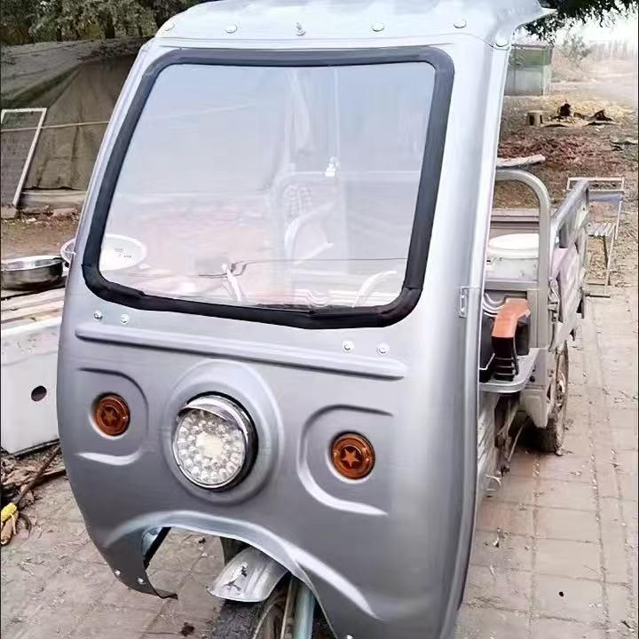 Regnskyddat soltak för elektrisk trehjuling, för framsäte och budkörning