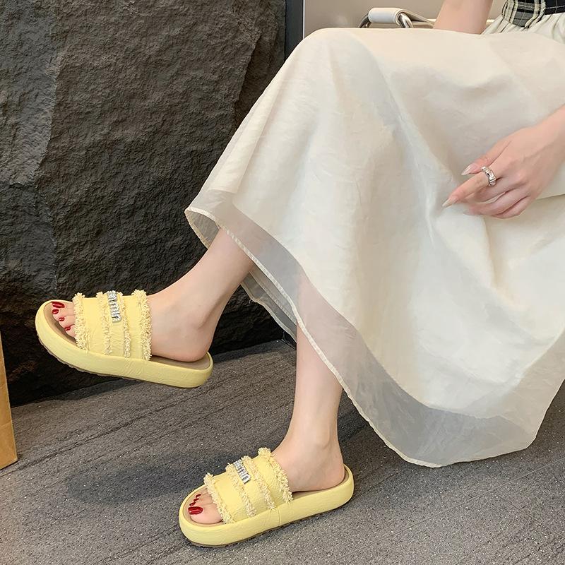 Thick-bottomed Xiaoxiangfeng slippers for women's summer wear 2025 new super beautiful fashion rhinestone muffin one-word beach sandals