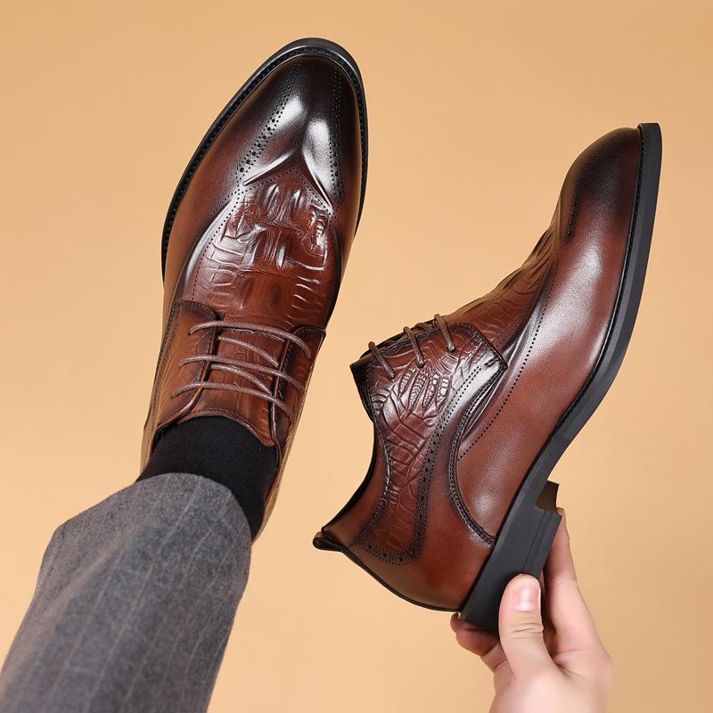 Herrenschuhe aus Business-Leder mit innerer Höhenerhöhung, Herrenlederschuhe im britischen Stil mit Brogue-Schnitzerei, Pendler-Dress, Herrenschuhe aus Rindsleder erster Schicht