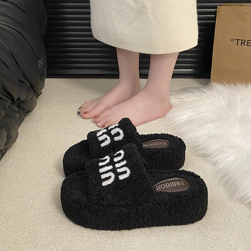 

Thick-bottomed letter fluffy slippers women s outerwear 2025 new autumn and winter lamb fluffy fashion home cotton slippers 35 чёрный
