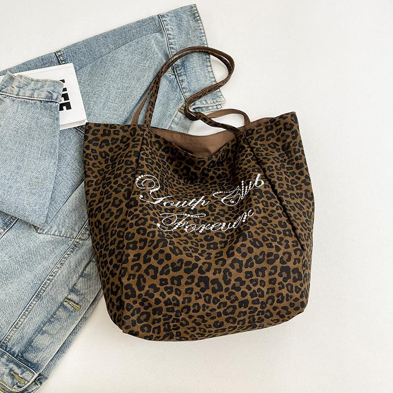 

Повседневная и модная сумка-тоут большой вместимости с леопардовым принтом под мышкой для женщин, новая коллекция осень-зима 2025, корейская версия, повседневная простая плечевая сумка коричневый