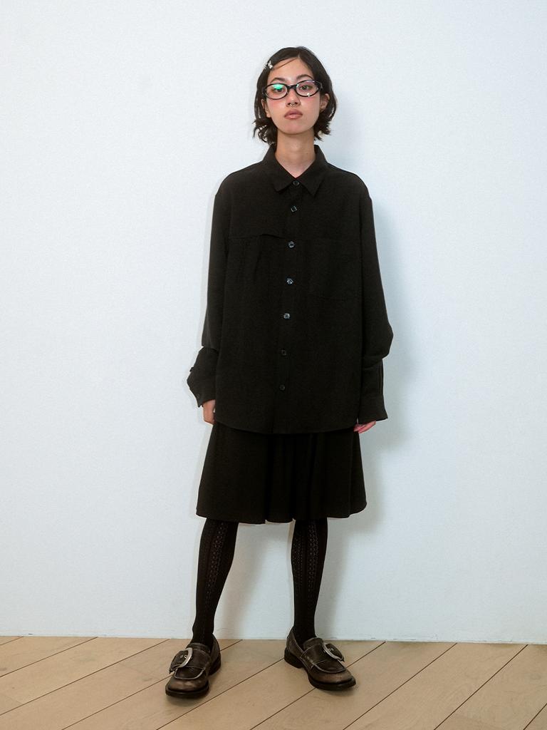 Sukkoleuseji Bermuda Shorts Resembling A Folded Page (Black)